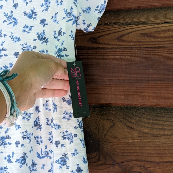 No Boundaries woman's dress shirt/blouse. - Picture 4 of 5